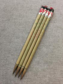 回流玉峰牌狼毫毛笔四支大写意和中写意。出锋2.7，直径0.7，手工刻字，手工扎线。一般来说以前的狼毫品质更好，主要是因为现在狼毫毛料太贵了，想要达到以前的水平，成本要高十几倍。