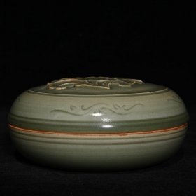 龙泉窑刻花粉盒，高6cm直径12cm