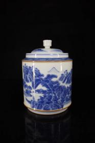 瓷器，青花山水画纹茶叶罐
高14厘米 宽11厘米.