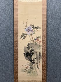 古笔赏石花卉图【萱岛秀山】1858-1938
太宰府人。萱岛鹤栖的长子。幼名源太郎。初鹤仙，后秀山。幼年时开始学习画、汉学等，在吉嗣梅仙、长崎的小曾根干道、日田的平野五岳、东京的荒木宽亩等地学习画学。在全国绘画共进会等多次获奖，还接受了皇族的御前挥毫等。对绘马的制作也很热心。昭和13年去世，享年81岁。