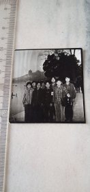 少见特殊时期六十年代美女赤脚医生在北京公园留影原版老照片，值得回忆，