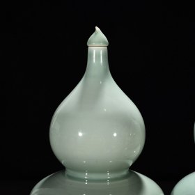 清乾隆粉青釉葫芦瓶 高37.5厘米 宽20厘米
