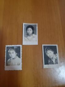 80年代黑白姐妹情老照片3张