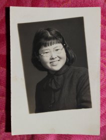 民国时期文文静静戴眼镜的女学生 老照片