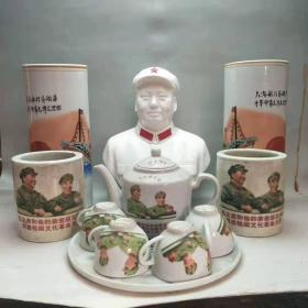 时期毛主席瓷像一尊，[大海航行靠舵手]帽筒一对，毛主席与林彪笔筒一对，毛主席与林彪茶具一套，保存完整，品如图