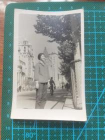老照片：六十年代学生头青布衣着女青年上海侧影（编号71507）