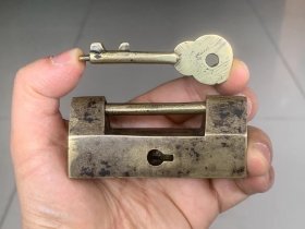 造型独特！ 清代【老铜锁】原配钥匙，开合紧密可正常使用！需要看可锁方法的可看操作视频