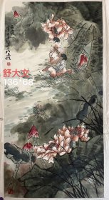 舒大文1963 年出生于济南，毕业于山东师范大学，中国美术家协会会员、中国工笔画学会理事，山东省政协第十一届十二届政协委员、山东省政协书画院画家、山东省圣邦美术学院副院长，山东省民革党员，山东省民革文艺支部二支部副主委，国家二级美术师，济南画院专业画家。尺寸：136*68cm