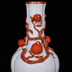 大清乾隆白瓷暗刻龙纹矾红描金雕刻五桃回流瓶h（38×19cm）
