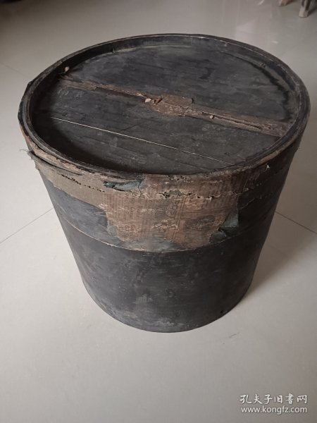 民国老帽盒 直径34.5高33.5 盒身两处小残洞图三四 ，图九老粘纸不是残