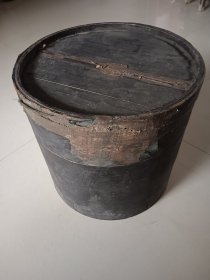民国老帽盒 直径34.5高33.5 盒身两处小残洞图三四 ，图九老粘纸不是残