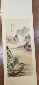 张洪千张洪千，1941年生，当代著名画家，天津第八、九、十届市政协委员。从师画家严六符学习山水，对宋代李成、刘松年、李唐及近代张大千、陈少梅绘画技法研习。书法得蒙吴玉如先生指教，追随玉师二十多春秋。