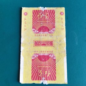 国营青岛卷烟厂出品的红光牌烟标，品相如图，非常稀少，很有收藏价值。