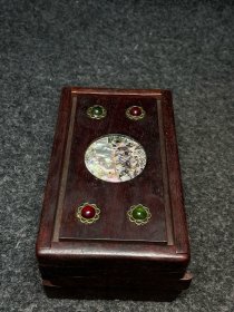 花梨木镶嵌螺钿首饰盒内珍藏高古玉手串 手串尺寸:直径15毫米 首饰盒尺寸:长宽高13.5/8/6厘米