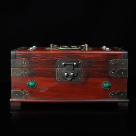 红木包铜镶宝双提手首饰盒
长26厘米宽16厘米高12厘米，重1215克