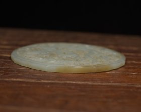 和田玉龙佩 规格: 8.9×8.9×0.7厘米，重 77克。 玉质温润细腻，沁色自然，刀功老道，皮壳包浆一流，雕刻生动，线条流畅，品相完美！