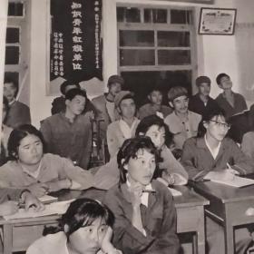 裁剪图片二张(约16开+略小于16开，拍前看好，介意勿拍)