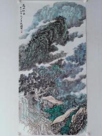 保真书画，北京老一辈画家，段浚川（濬川）四尺整纸《高山流水》山水画137.5×69.5cm，软片。
段浚川，男，1943年生。自幼喜欢画画。19岁从师著名工笔人物画家侯长春先生学习白描；32岁始画山水，初学吴传麟的散峰写意，后又从师徐北汀学水墨山水；年近不惑又向张凭先生学习李(可染)派山水，同时向白雪石、梁树年先生问道。北京美术家协会会员。曾任北京山水画研究会秘书。