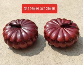 红木南瓜罐一对。 宽19厘米 高12厘米 花纹清晰，精美漂亮，完整 全品，尺寸如图……
