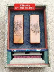 寿山石雕刻印章一对，红木盒盛放，雕刻精致，做工非常精美，生动逼真，品相完整，尺寸如图！