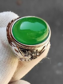 冰种帝王绿玉髓戒指(29018) 冰种帝王绿玉髓戒指，戒面20/15mm，翡翠色玛瑙玉髓活口可调节男士指环。