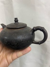 老的紫砂茶壶一把，盖有残，还价就成交。不墨迹
