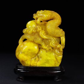 珍藏1珍藏寿山石田黄雕刻腾龙戏珠印章摆件，净长15厘米宽4.5厘米高18.5厘米，净重1649克