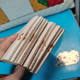 老连环画：小精灵画传：海底迷宫覆灭记+独眼龙喋血面包岛+小精灵智斗总督+奇怪的绵羊国+小精灵大闹娃娃祭+恶战太空城+死里逃生+争夺新大陆+秃鹫帝国的末日+赌城奇遇 10本合售