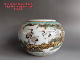 粉彩松鹤延年笔洗，高9.5厘米、口径8厘米、足径7.5厘米。白瓷为底，绘松鹤图景，色彩清雅，寓意长寿。笔洗制式规整，尽显晚清瓷绘工艺，是文房与收藏的佳选 。