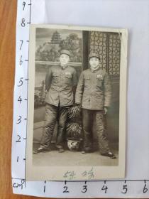 1954中国人民解放军着50式军装合影照片(左一为郝步青)(中国人民解放军老革命郝步青，曾获得过八一勋章等众多勋章，解放后在云南保山服役，六十年代调到河北平山县做团长，军衔至少应该中校)