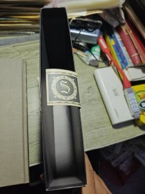 S.：忒修斯之船（机密文件，波拉德州大学便签，叉角羚日报，多伦多历史杂志，石察卡档案室文件，波士顿麦凯杂志文件，埃里克便签2张，叉角羚咖啡地图，黄信纸两张，巴西明信片2张，墙照片一张，埃一明信片3张，猴子卡片内有残报，石察卡卡片，大学图书馆纸2张，佩加信，刻度纸盘）