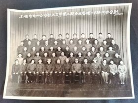 上海市电器公司职业大学第三期企业管理干部轮训班合影1980年。