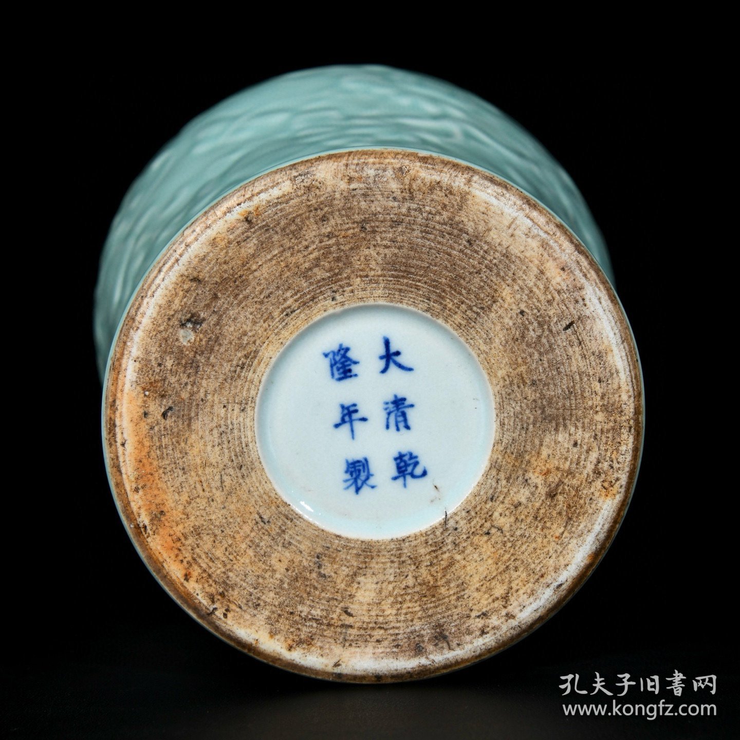 清乾隆粉青单色釉雕刻瓜蝶纹梅瓶；32x18厘米