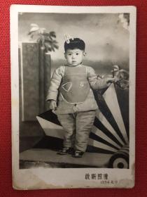 1954年可爱小女孩穿着棉衣在北京和平门胡同留影特色老照片