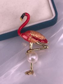 天然珍珠胸针挂坠两用款。总尺寸56×28mm，珍珠直径9mm，天然品。