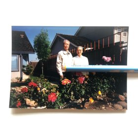 曾任中山大学地理系主任，中山大学自然地理专业和河口研究室创办人，著名地理学家叶汇（1910-2001），1991年签赠“立三老兄”（中国科学院院士、中大同学周立三），同夫人林慧玲珍贵合影照片一枚