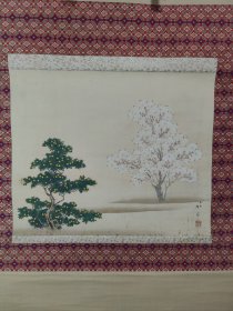 2133柿子梅花图一幅斗方茶挂，矿彩，保证纯手绘，画工精良，画面感逼真，装饰效果非常好，金莳绘轴头，绢本绢裱。玄关家居装饰画，收藏送礼及佳。品相如图，如需细节照片请联系客服，中古品谨慎参拍，粉丝有优惠。#趣味收藏 #简约装饰画 【作者】 【规格】装裱尺寸:134.5*64cm 画芯尺寸:46.8*51cm 【材质】绢本绢裱，金莳绘轴头