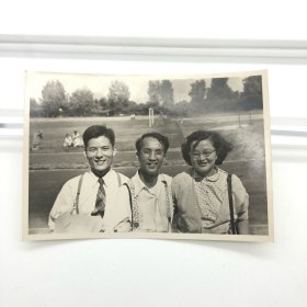 著名小提琴演奏家、中央乐团小提琴首席杨秉荪（1929-2017），同著名音乐教育家李凌（1913-2003，中央乐团创建人）等，五十年代随中国青年艺术代表团赴东欧参加世界青年联欢节演出期间，珍贵合影照片一枚（左一杨秉荪、左二李凌。巫漪丽旧藏）