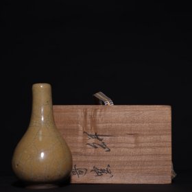 旧藏宋代哥窑米黄釉胆瓶