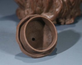 【古珍玩藏】·【歷代壺藝】 【苦尽甘来壶】【凤年】 【尺寸】长14.3cm，宽9.8cm，高10.3cm 【人物简述】杨凤年，清嘉庆年间制壶名艺人，荆溪人，一说浙江桐乡人，杨彭年之妹。构思巧妙，浮雕精美，可与其兄媲美，是历来公认最有名望的制砂壶女艺人，传世作品较多。此作品造型典雅，精美内含。整壶比例匀称，疏密合度，工艺精巧，为壶中佳品。