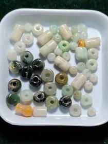 一盘子A货老翡翠配珠，打包出手，老货，难免有瑕有纹裂