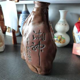 湘神老酒瓶：少见异形瓶，瓶口有点磕碰，具体请看图。