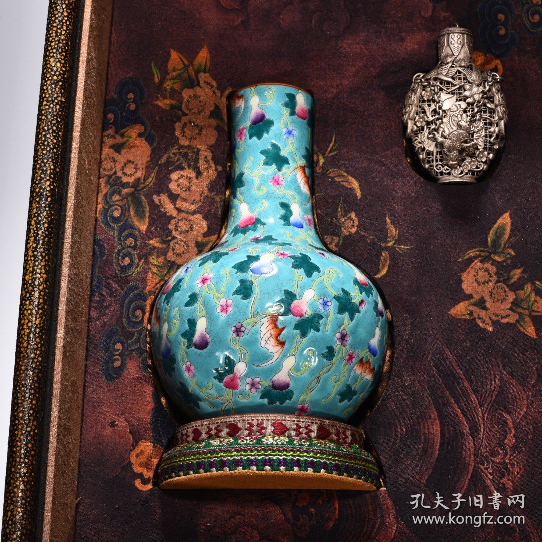 清乾隆珊瑚绿地珐琅彩福寿天球瓶 盒高27.5厘米 宽27厘米 瓶高19厘米 宽12厘米