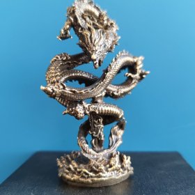 生肖龙神龙摆件招财高档工艺品家居摆件高端创意收藏家居茶宠摆件 纯黄铜实心材质，尺寸：高11厘米 做工精致细腻，可以做茶宠摆件，微观造景等，龙的形态栩栩如生，送人自用都是极好。还可以自己上色，上色后更加好看哦
