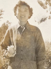 50年代初美女手持课本佩戴山东农学院校徽校园内照片校徽字能辨认(解放初山东农学院美女小照片相册)