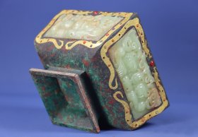 旧藏，战汉时期错金银镶和田玉方盒，高14厘米，长宽12厘米，重1676克