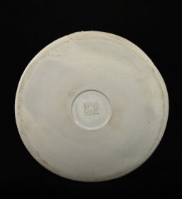 旧藏 清乾隆象牙白釉雕刻山水人物纹笔筒，高24.5×26厘米