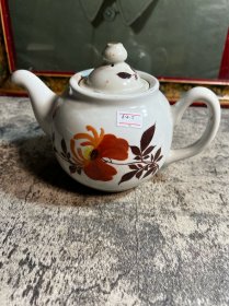 建国初，手绘一枝花鹰嘴壶一把，盖磕