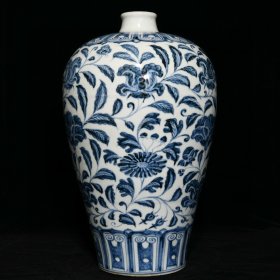 明青花缠枝花卉纹梅瓶，高36cm直径22cm
