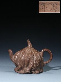 【古珍玩藏】·【歷代壺藝】 【苦尽甘来壶】【凤年】 【尺寸】长14.3cm，宽9.8cm，高10.3cm 【人物简述】杨凤年，清嘉庆年间制壶名艺人，荆溪人，一说浙江桐乡人，杨彭年之妹。构思巧妙，浮雕精美，可与其兄媲美，是历来公认最有名望的制砂壶女艺人，传世作品较多。此作品造型典雅，精美内含。整壶比例匀称，疏密合度，工艺精巧，为壶中佳品。